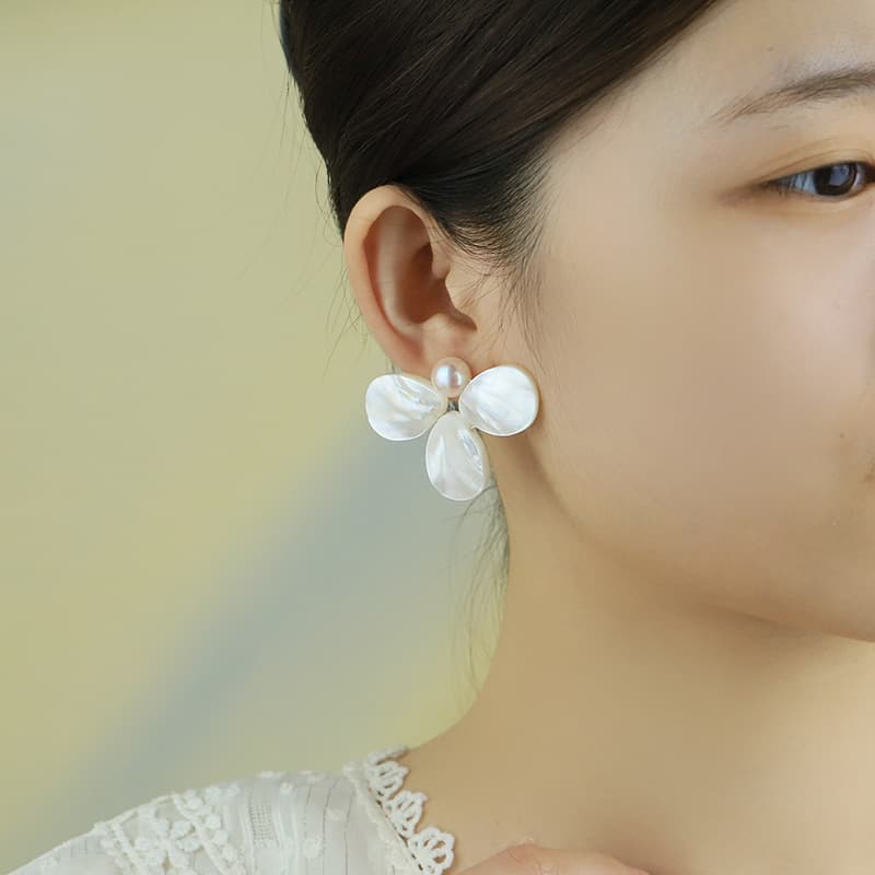 The White Garden - Earrings 4